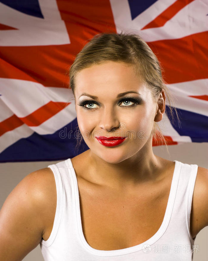快乐的女人笑着举着英国国旗