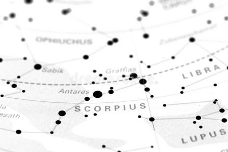 座在满天星斗的天空天蝎座黄道带符号老的罗盘和星盘-古代的天文学的