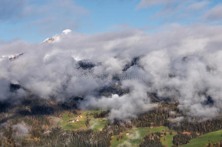 白云石山脉的阿尔卑斯村庄图片