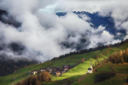 白云石山脉的阿尔卑斯村庄