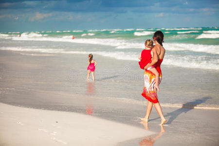 海洋 母亲 家庭 女孩 海岸线 享受 妈妈 养育子女 海滩