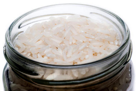 白底罐子里的生米饭