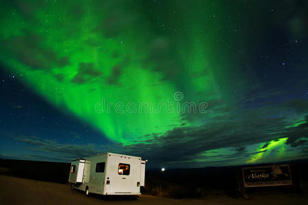 在阿拉斯加育空边境附近的北极光下露营