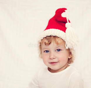 戴红色圣诞帽的可爱小女孩图片