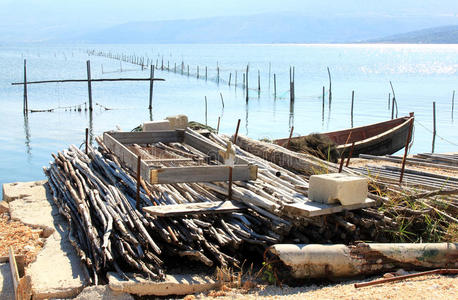 意大利瓦拉诺湖的渔业工具图片