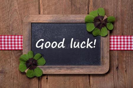 三叶草菜单板和木材祝您好运照片