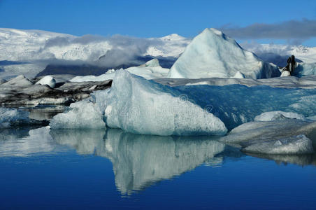 冰岛火山湖的蓝色冰山图片