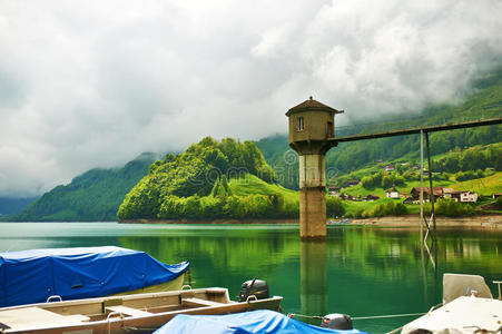 瑞士美丽的翡翠山湖