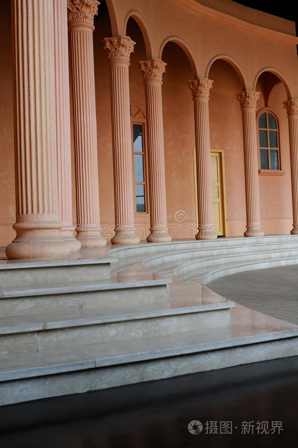 现代柱廊立柱详图意大利拱廊拱和柱建筑墙的细节蓝天背景上的柱子游乐