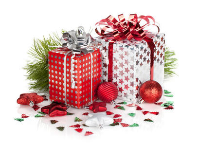 两个礼品盒和圣诞装饰