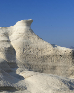 萨拉基尼科海滩上的白色火山岩图片
