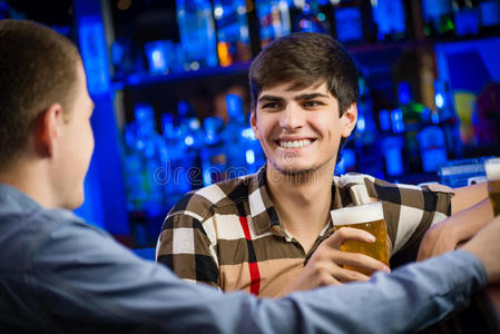 酒吧里一个年轻人的画像