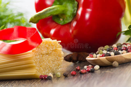 意大利面条和蔬菜