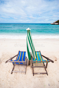 沙滩椅和带雨伞的沙滩椅