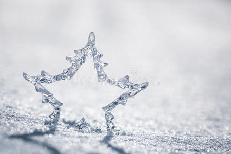 冰星灯雪地上的银色圣诞星照片