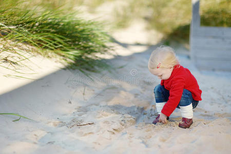 可爱的小女孩在沙滩上玩耍