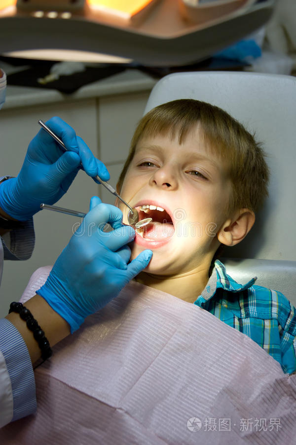 小男孩和医生一起做牙科手术