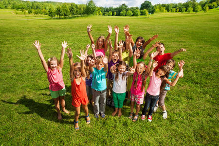 公园里有一大群孩子照片