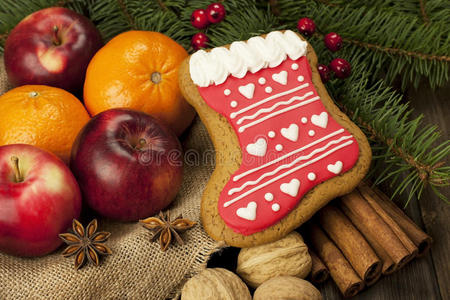 圣诞甜姜饼配香料和水果