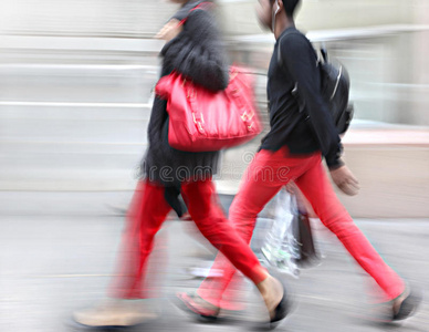 上下班高峰期的年轻人在街上散步