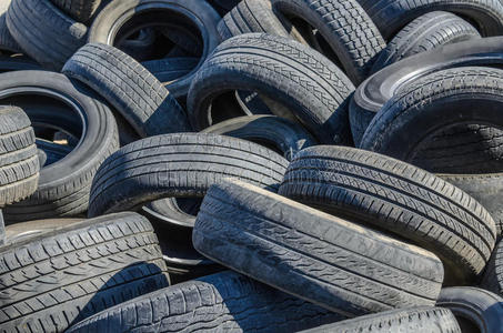 旧汽车轮胎照片