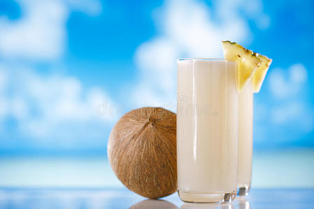 海滩上的pinacolada pina colada鸡尾酒照片