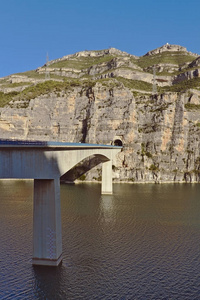 桥梁在科尔特斯德帕拉斯在瓦伦西亚的水库