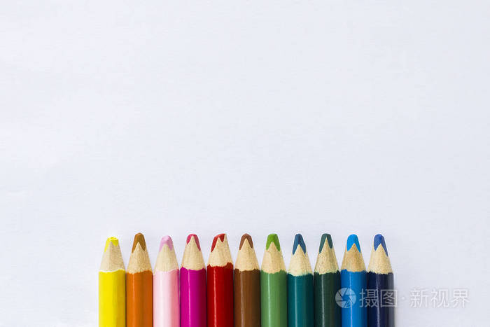 在白色背景的彩色的铅笔。教育理念