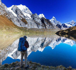 徒步旅行在科迪勒拉山系的场景