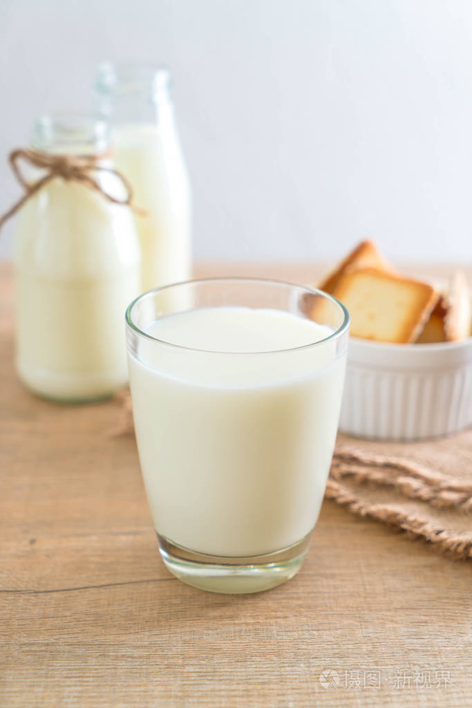 一杯新鲜的牛奶