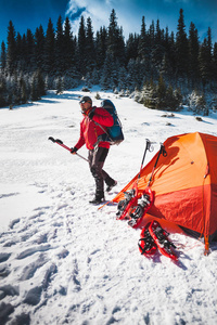 与雪帐篷附近的登山者