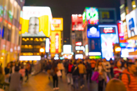 摘要模糊在大阪街市场拥挤的人群