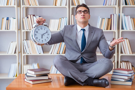 商人学生在荷花的立场与 lib 闹钟照片