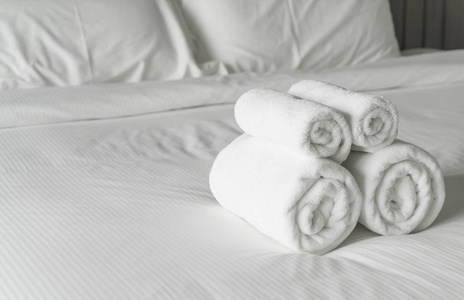 在卧室内床上装饰上的白毛巾