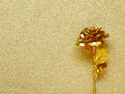 金色花 (玫瑰) 上闪闪发光的金色背景照片