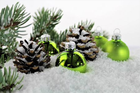 球 雪和树形象的圣诞装饰