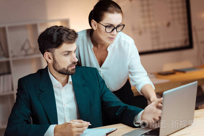 站在她的老板身后的贴心助理