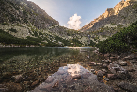 高山湖泊与岩石在日落时的前景图片