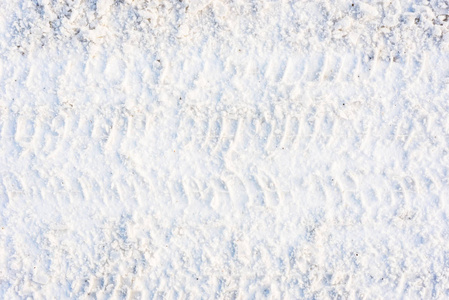 在冬天，纹理的雪道和胎面的痕迹