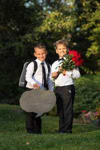 两个男孩的朋友们，花束的佛罗里达州学校儿童的画像