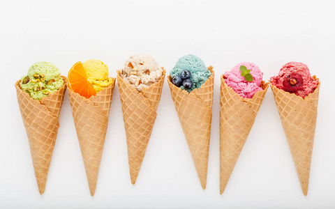 各种风味冰淇淋在锥蓝莓，草莓，工