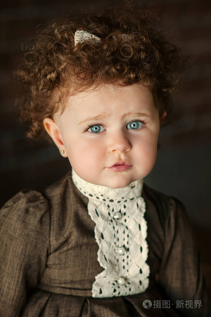 短卷发的小女孩