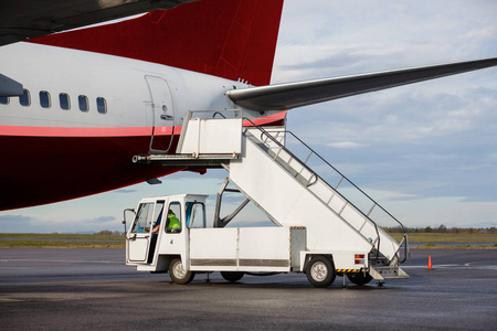 通过附加到飞机的舷梯车照片
