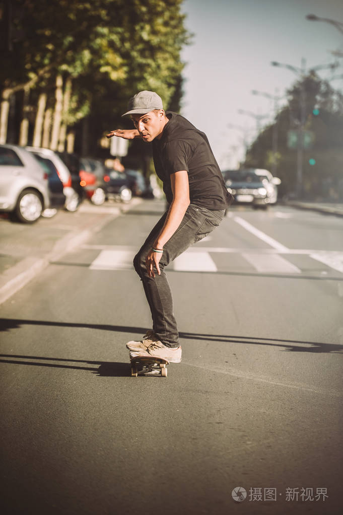 临滑板滑板资本路上通过街头