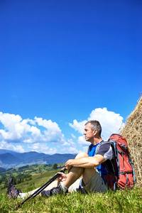 在夏天，背包里山中徒步旅行