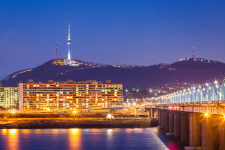 韩国地标和桥和汉江,晚上 n 首尔塔照片