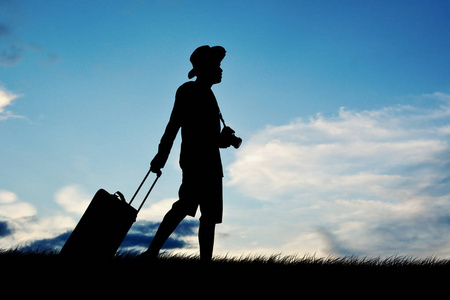 走路的人旅行的剪影图片