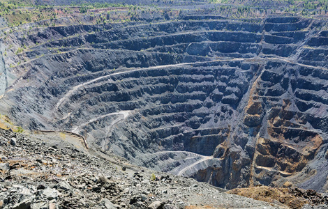 cu2s,是一种重要的铜矿石铜矿石斑铜矿和绿柱石矿物样品铜矿石黄铜矿