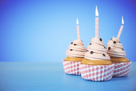 三个纸杯蛋糕与烟花图片