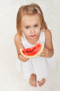 年轻女孩在吃一片西瓜顶视图